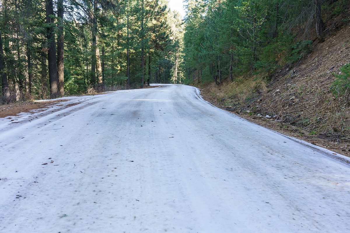 2016 December Snow on road near Bear Wallow